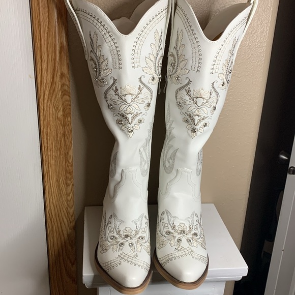 Western Floral Embroidered Rhinestone White Boots NEW in box - Picture 6 of 8
